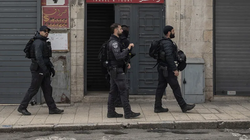 Die israelische Polizei nahm einen Juden fest, der eine Kippa mit palästinensischer und israelischer Flagge trug, und zerschnitt die palästinensische Flagge